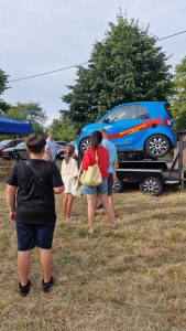 Uczestnicy w kolejce do symulatora dachowania