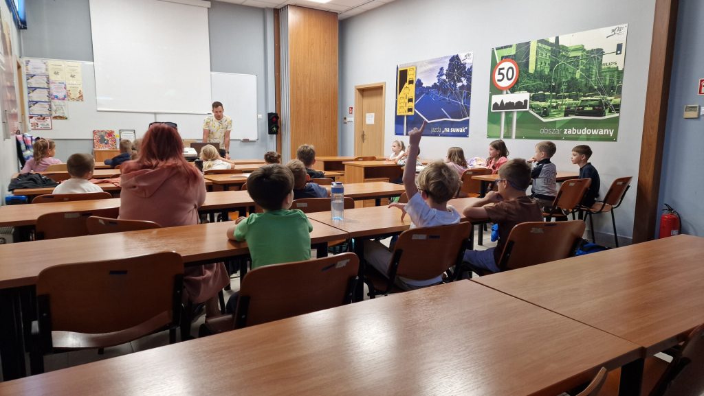 uczniowie podczas zajęć teoretycznych